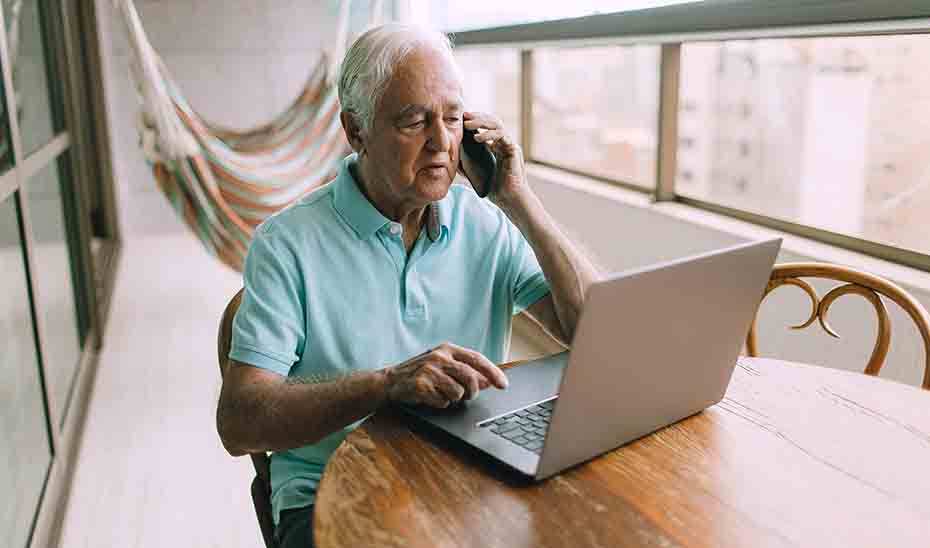 
			      Un señor utilizando un ordenador.			    
			  