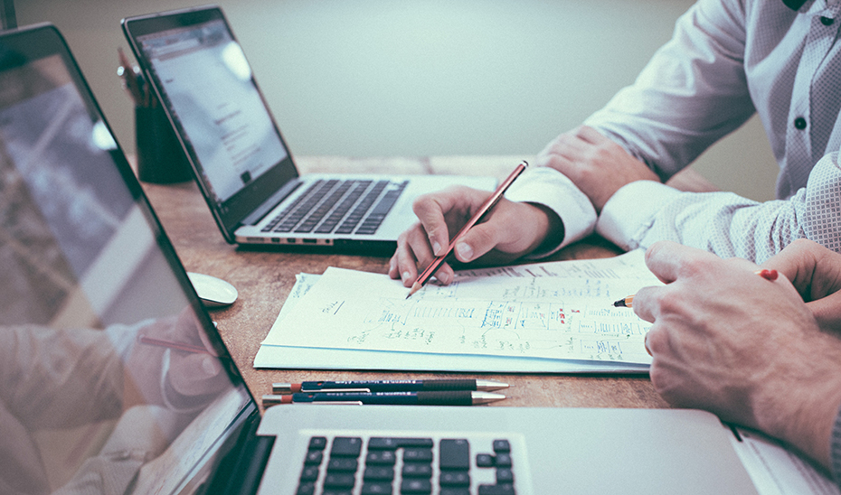 Dos emprendedores andaluces, durante el desarrollo de su actividad laboral y empresarial.