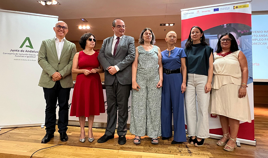 Foto de familia del acto de firma del convenio entre el IAM e Inserta Empleo.