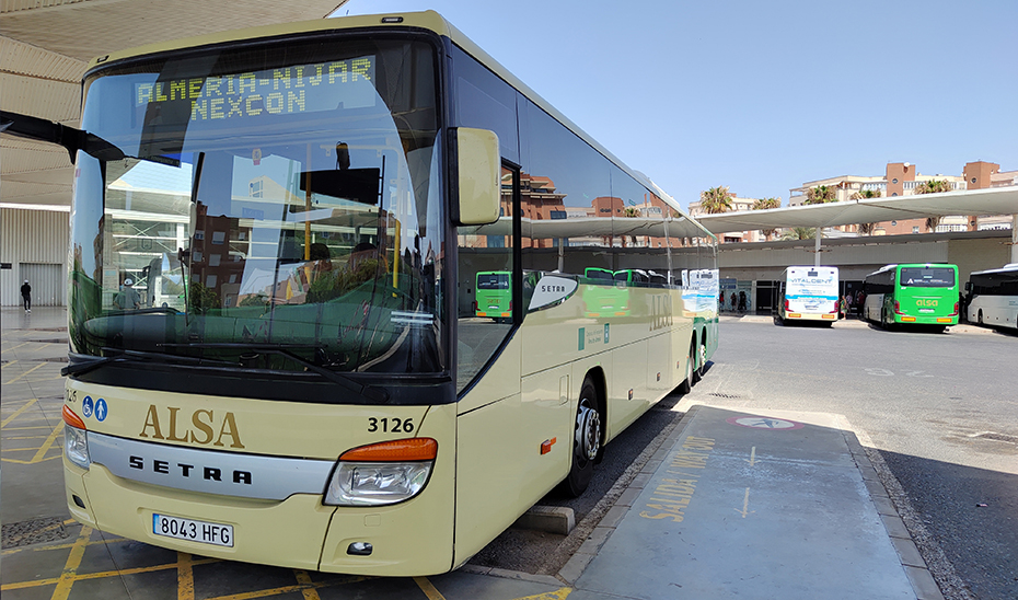 La Junta eleva a 31 las rutas en autobús para conectar los municipios del interior con la playa