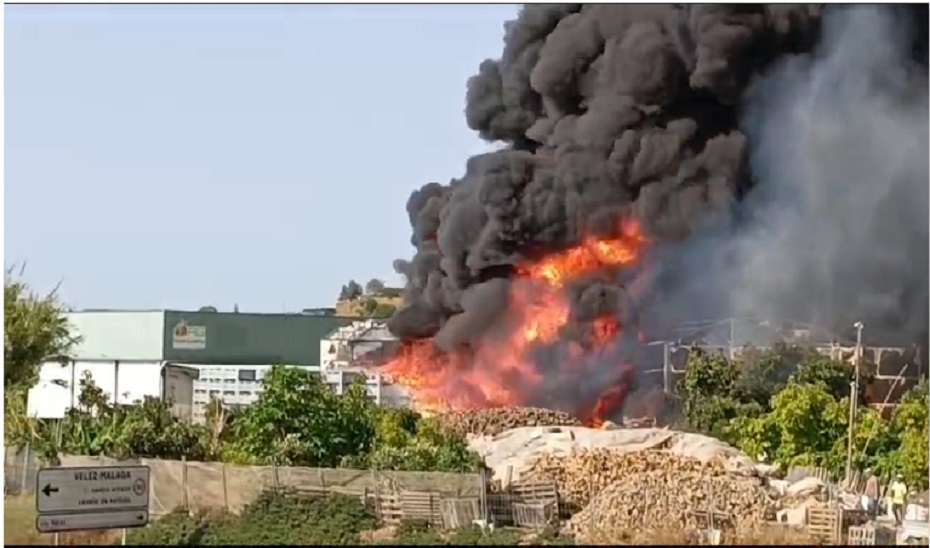 Imagen del artículo Extinguido un incendio declarado esta mañana en una nave en Vélez-Málaga
