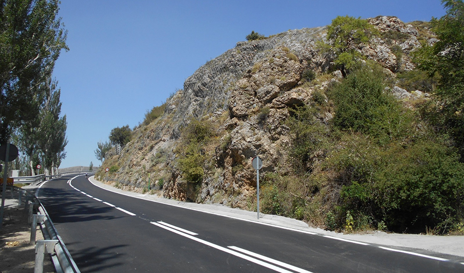 Estado de la carretera de acceso a la estación de esquí de Sierra Nevada (A-395) una vez concluidos los trabajos de estabilización de la ladera.