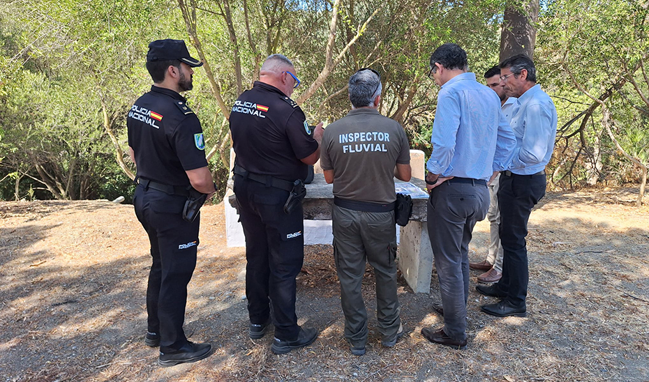 Un equipo conjunto inspecciona un pozo.