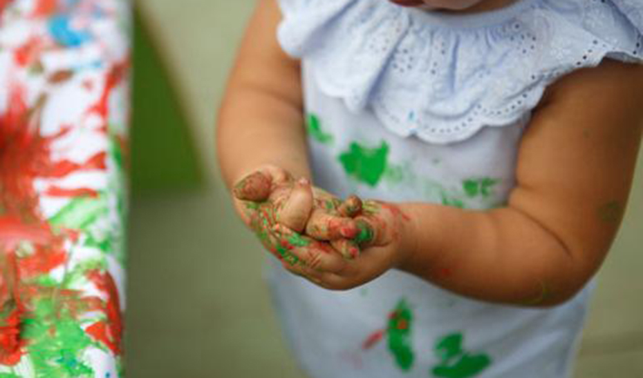 Una alumna de primer ciclo de Infantil tras realizar una actividad plástica. 