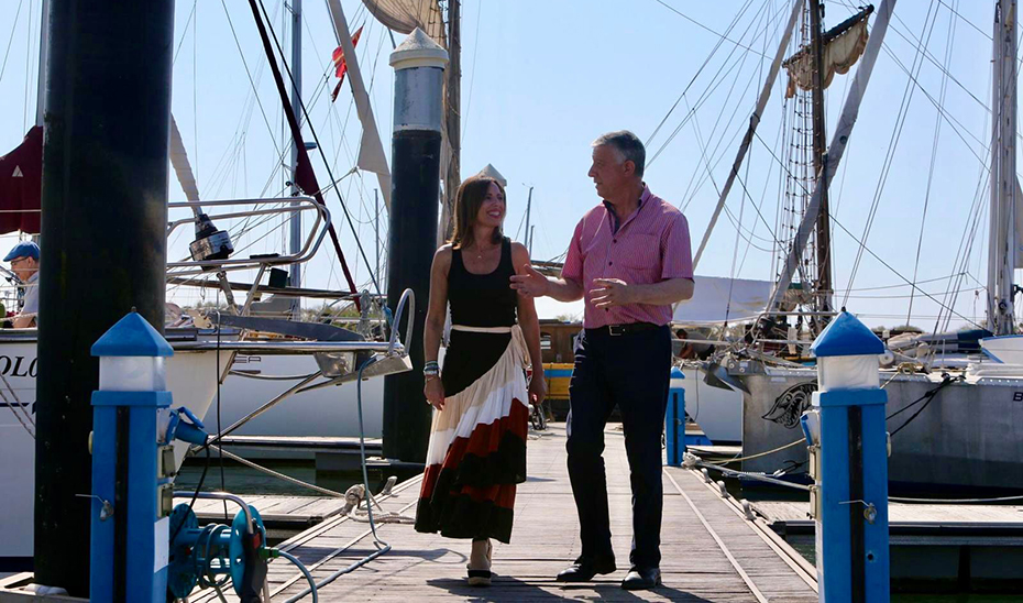 La consejera de Fomento, Articulación del Territorio y Vivienda, Rocío Díaz, durante su visita al puerto deportivo de Mazagón (Huelva).