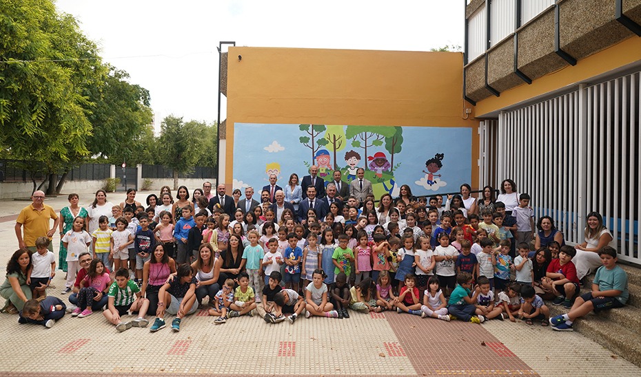 Juanma Moreno en una foto de familia junto a los alumnos y profesores del CEIP Juan Ramón Jiménez de Sevilla.