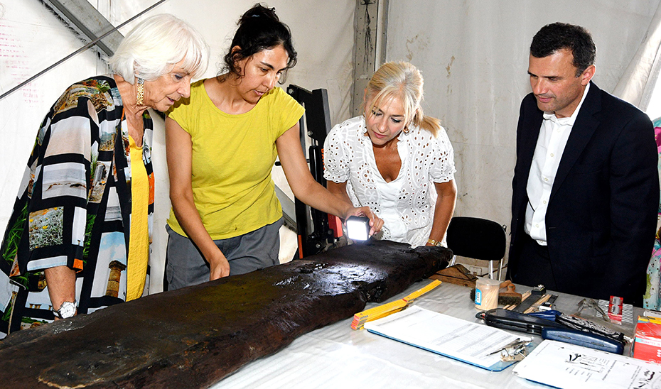 
			      La consejera de Cultura, Patricia del Pozo, y la presidenta de la Autoridad Portuaria, Teófila Martínez, atienden a las explicaciones sobre una d...
			  