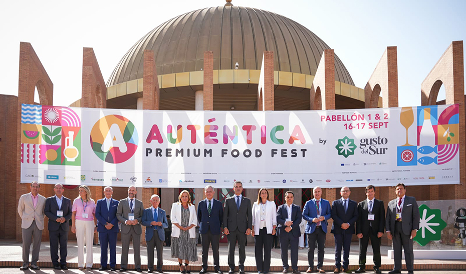 
			      El consejero de Agricultura, Ramón Fernández-Pacheco, junto a otras personalidades asistentes a la inauguración de Auténtica Premium Food Fest, e...
			  