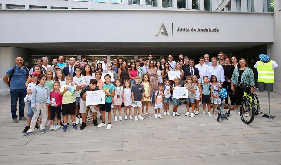 La Junta premia la apuesta por el transporte público y la movilidad de centros escolares de Sevilla y Granada