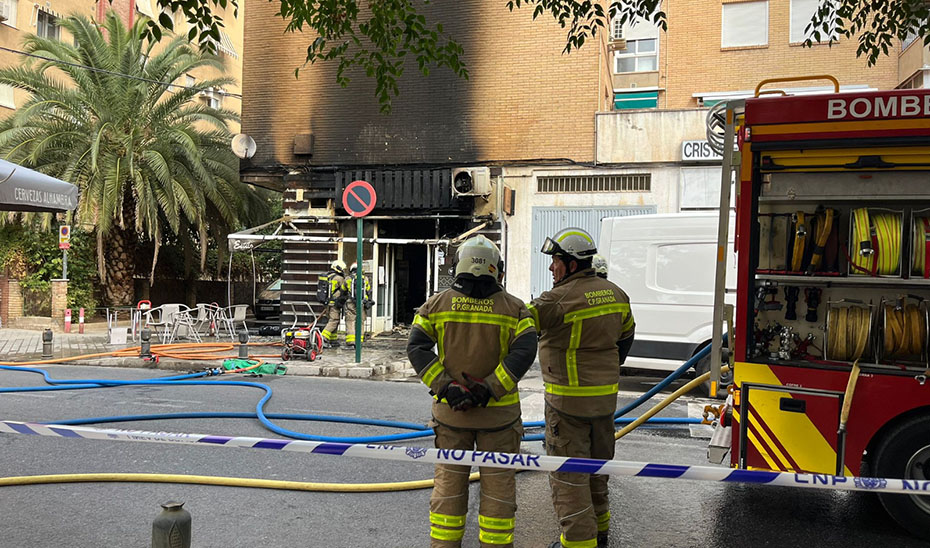 Desalojado en prevención un edificio tras el incendio de una cafetería en Granada 