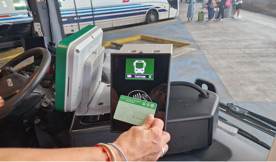 Usuario valida su viaje con la tarjeta del Consorcio Metropolitano de Transportes.