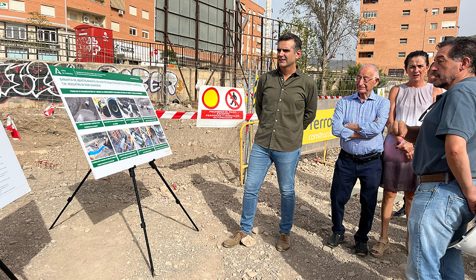 Ramón Fernández-Pacheco, en un momento de su visita a las obras de la conexión de agua desalada de Roquetas.