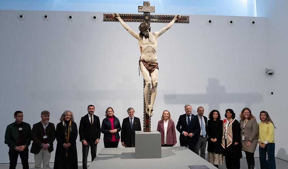 Foto de familia del acto de presentación del Cristo de la Misericordia tras la intervención.