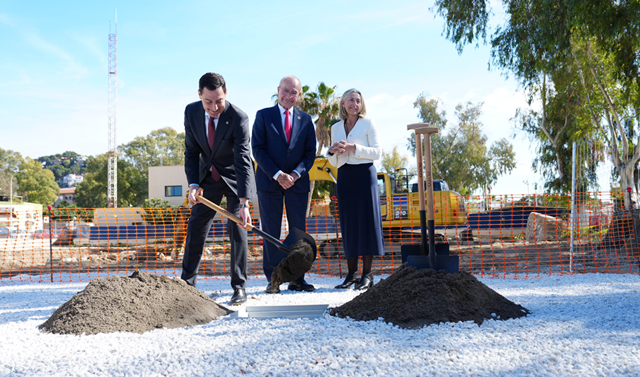 El presidente de la Junta coloca la primera piedra del centro de salud El Palo, en Málaga.