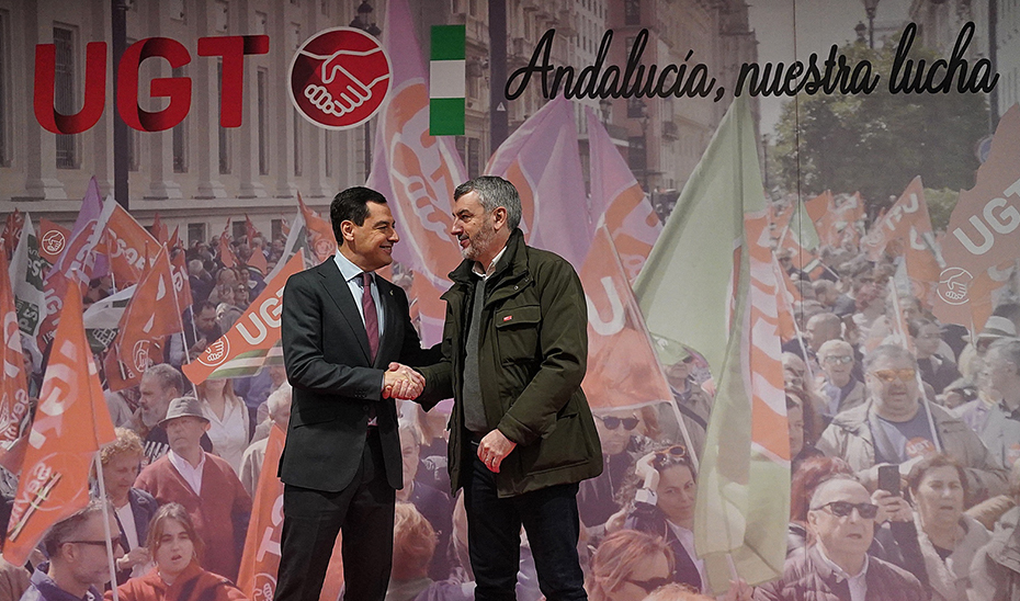 El presidente de la Junta, Juanma Moreno, saluda al secretario general de UGT-Andalucía, Óskar Martín.