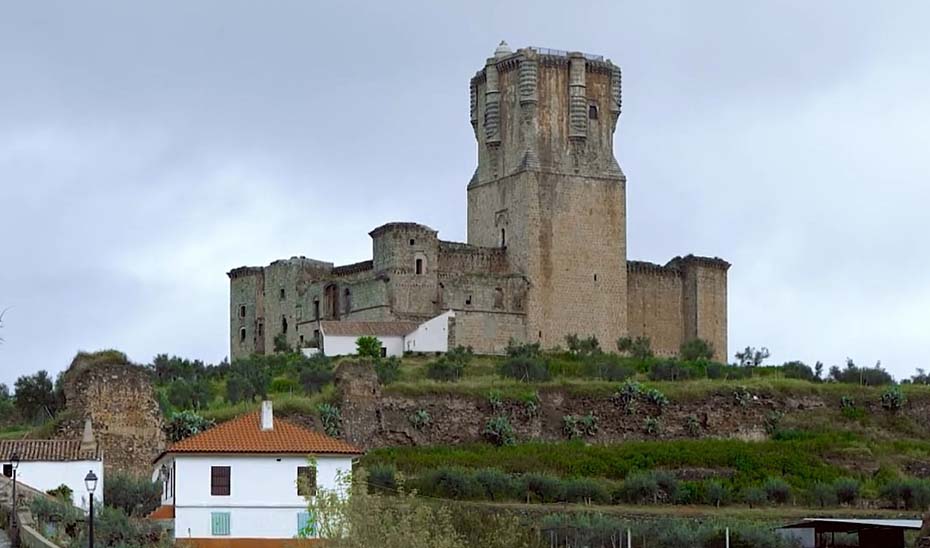  Imagen general del Castillo de Belalcázar desde el núcleo urbano del municipio.