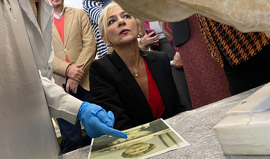 La consejera Patricia del Pozo, en una imagen de archivo, supervisa el proceso de restauración de una escultura.