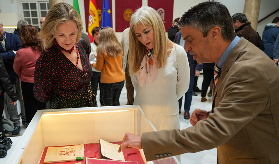 La consejera de Cultura, Patricia del Pozo, flanqueada por la secretaria general de Patrimonio Histórico, Mar Sánchez Estrella, y el director del Archivo Histórico de Cádiz, Santiago Saborido, durante el acto de presentación del programa de actividades del 50 aniversario de la institución.