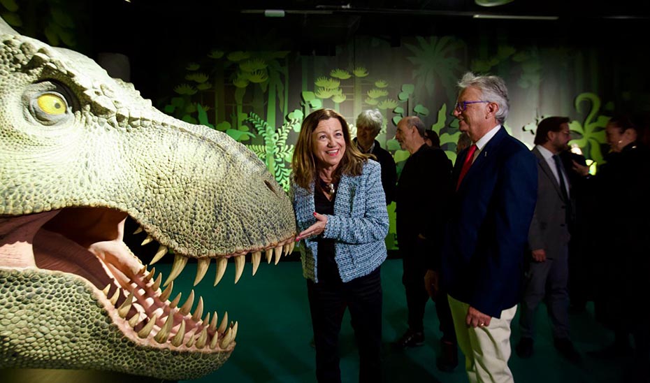 La nueva exposición del Parque de las Ciencias muestra un viaje por el mundo de los dinosaurios