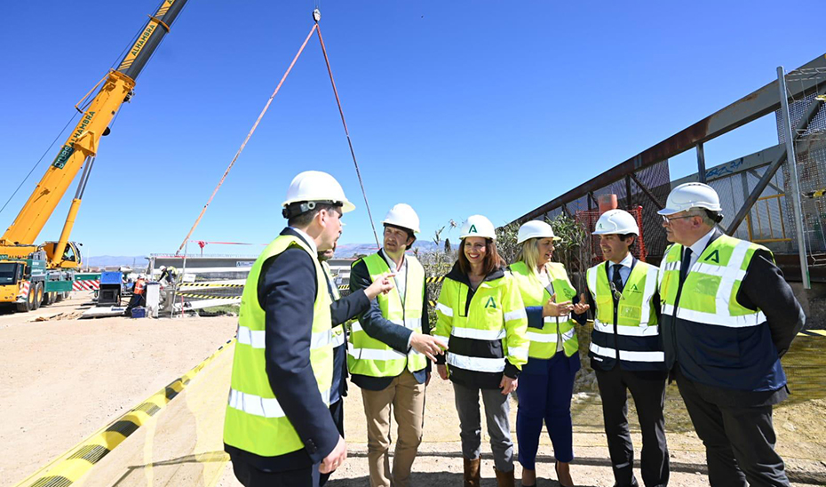 Las obras del Metro de Granada avanzan con la colocación de las vigas del puente sobre el río Dílar