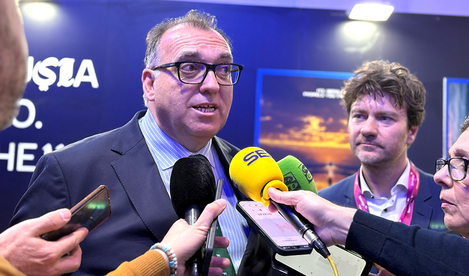 Arturo Bernal atiende a los medios en la jornada inaugural de la ITB de Berlín.