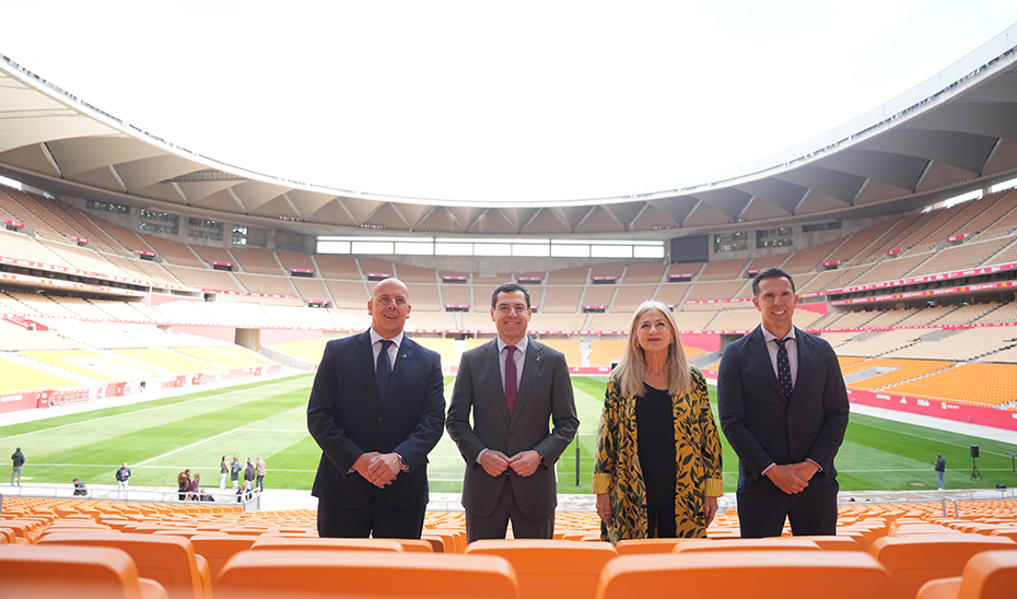De izquierda a derecha, Pedro Curtido, Juanma Moreno, Patricia del Pozo y Carlos Marchena.