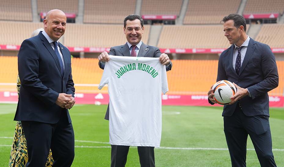 Moreno recibe la nueva camiseta de la selección andaluza de fútbol.