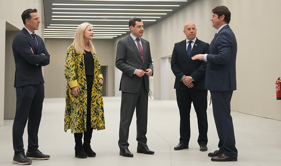 Juanma Moreno recorre las instalaciones del Estadio La Cartuja.