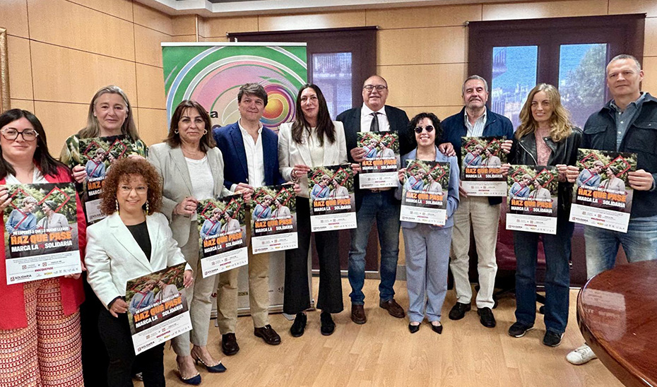 Loles López, acompañada por miembros de la Mesa del Tercer Sector, en la presentación de la campaña 'Haz que lo bueno pase'.