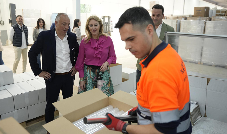 La consejera de Economía, Carolina España, durante su visita a la empresa Sur Sistemas de Embalaje en Priego de Córdoba.