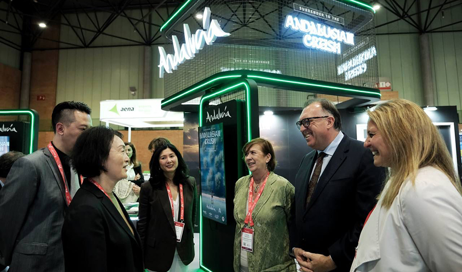 Arturo Bernal mantiene una reunión con los representantes de Air China durante la feria 'Routes' en Sevilla.