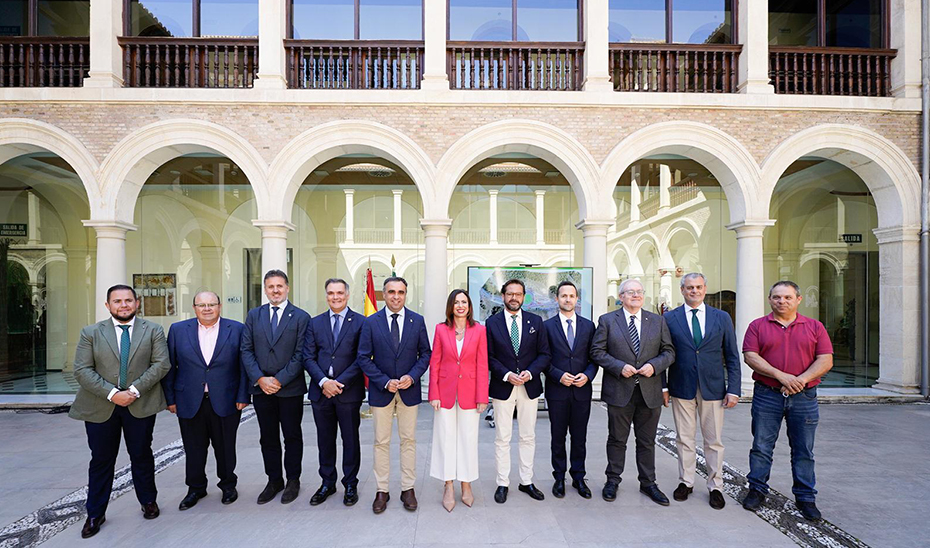 La consejera Rocío Díaz, acompañada por otros asistentes al acto de presentación de las mejoras en la carretera de acceso a Sierra Nevada.
