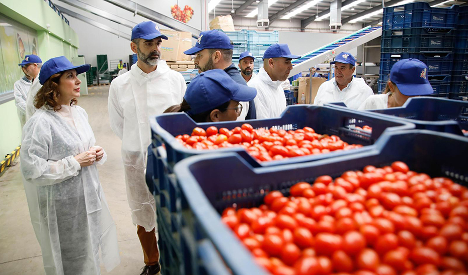 El consejero de Agricultura, Ramón Fernández-Pacheco, en un momento de su visita a la empresa almeriense Campojoyma.