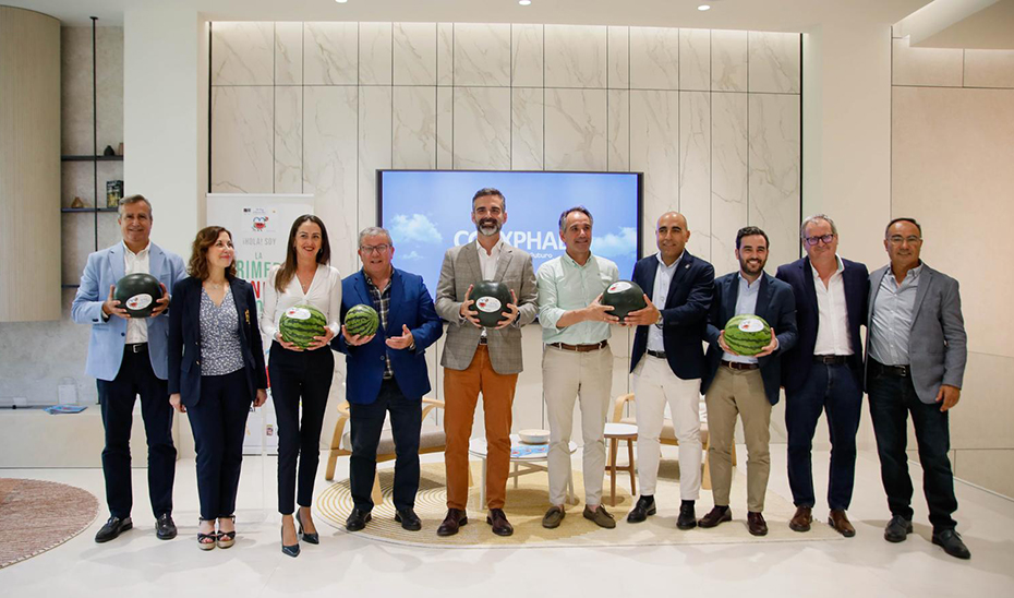 Un momento de la presentación en Almería de la campaña de promoción de consumo de sandía, a la que asistió el consejero Ramón Fernández-Pacheco.