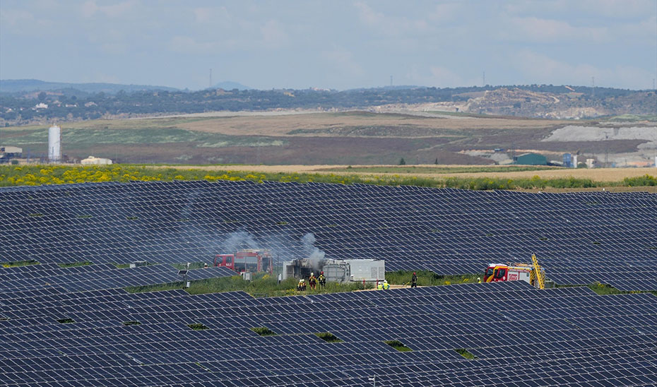 Bomberos en el incendio en la planta fotovoltaica de Salteras.