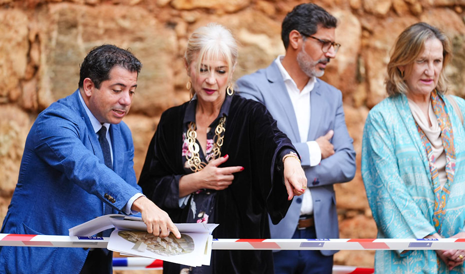 Patricia del Pozo supervisa las obras junto a un técnico de Cultura, la secretaria general de Patrimonio Histórico y el alcalde de Niebla.