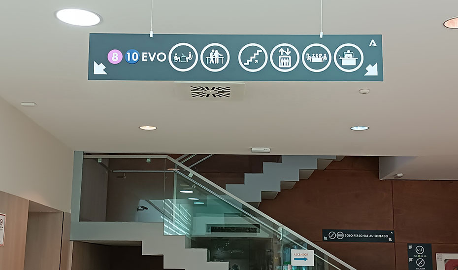 Señalizaciñón accesible en un edifcio público de la Junta de Andalucía.