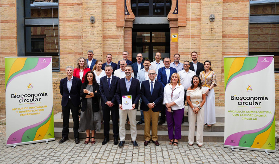 
			      Foto de familia del acto de constitución del Clúster de bioeconomía circular celebrado en Sevilla.			    
			  