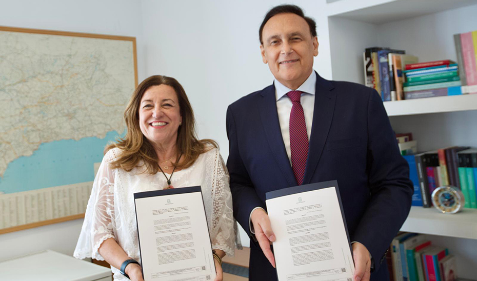 
			      María del Carmen Castillo y José Carlos Gómez Villamandos tras la firma del protocolo que facilitará una formación especializada en innovación a ...
			  