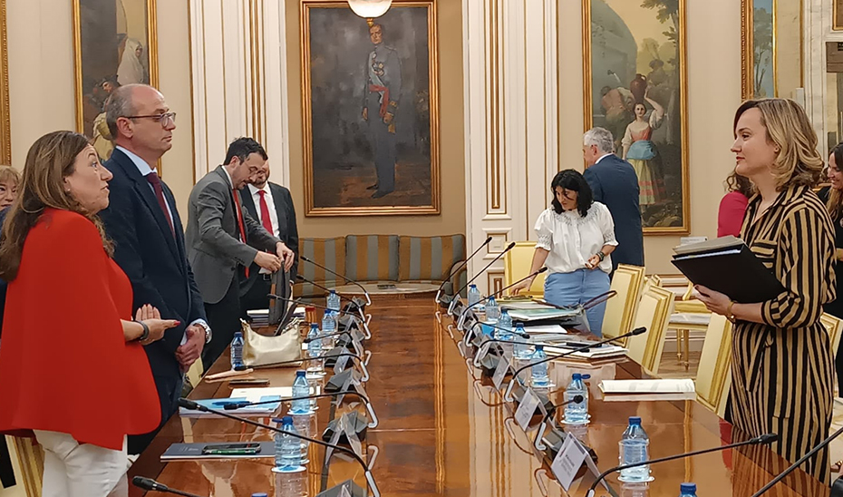 
			      María del Carmen Castillo conversa con Pilar Alegría tras la celebración de la Conferencia Sectorial de Educación.			    
			  