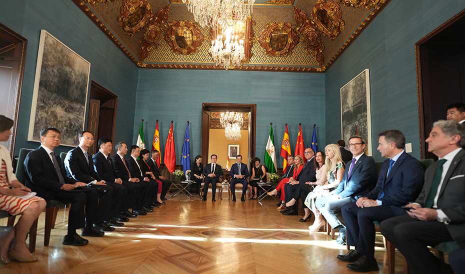 
			      Un momento de la reunión entre el presidente andaluz y el vicepresidente de la República Popular de China, Han Zheng.			    
			  