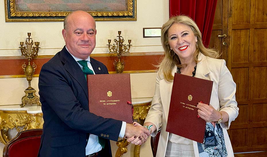 
			      La consejera de Economía, Hacienda y Fondos Europeos, Carolina España, y el alcalde de Antequera, Manuel Barón, tras la firma del acuerdo.			    
			  