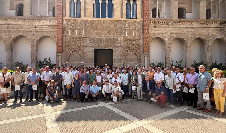 
			      La consejera de Salud y Consumo, Rocío Hernández, posa con los más de 300 grandes donantes de la provincia de Sevilla en el Real Alcázar de la ca...
			  