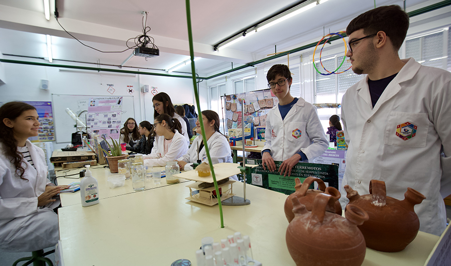 
			      Alumnos de FP durante unas prácticas.			    
			  