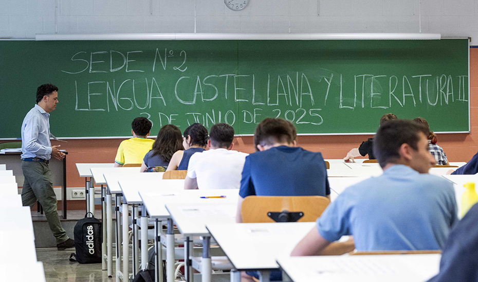 
			      Alumnos aguardan el inicio del examen de Lengua Castellana y Literatura en la Prueba de Acceso a la Universidad. (Foto EFE)			    
			  