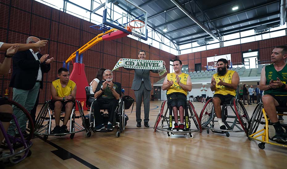 Juanma Moreno con los integrantes del equipo de baloncesto en silla de ruedas.