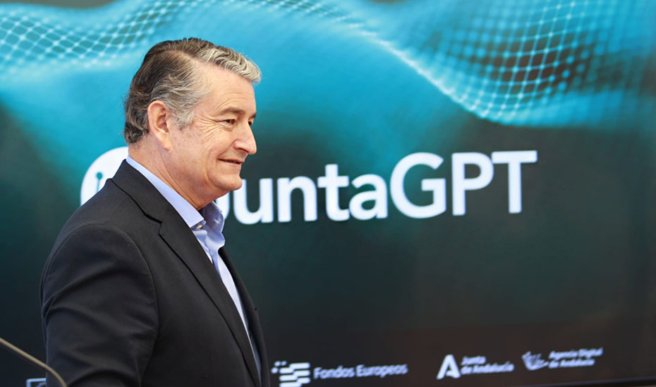 
			      El consejero de la Presidencia, Antonio Sanz, en el acto de presentación del proyecto JuntaGPT.			    
			  