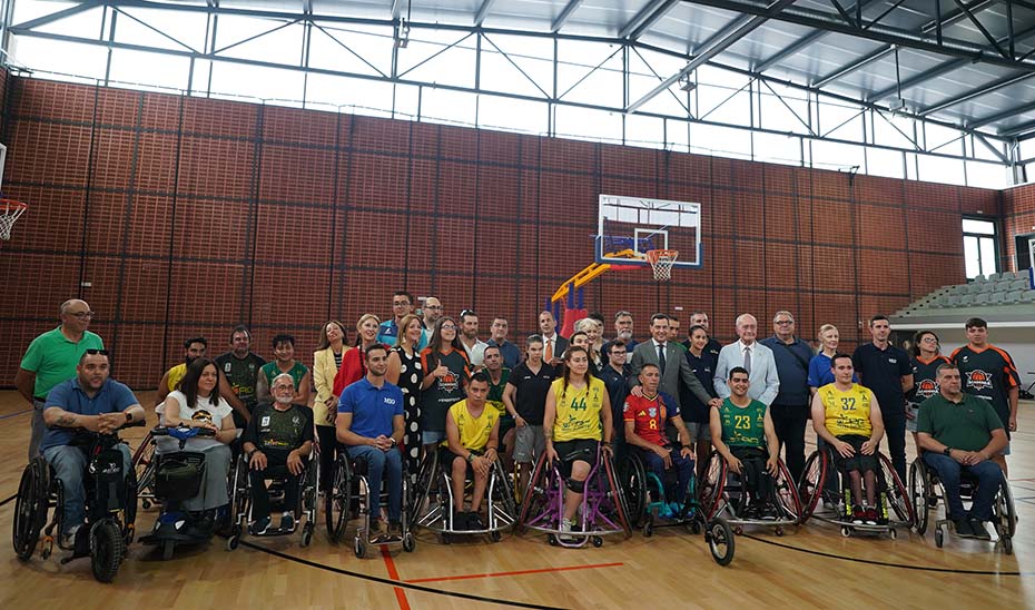 Foto de familia de las autoriades y los deportistas que entrenan en el nuevo Centro Inclusivo de Tecnificación Deportiva.
