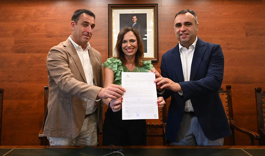 
			      La consejera de Fomento, Rocío Díaz, entre el alcalde de Alhendín, Jorge Sánchez, y el presidente de la Diputación de Granada, Francis Rodríguez. 			    
			  