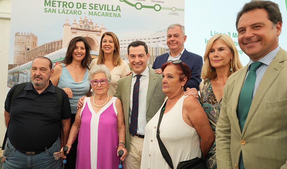 El presidente de la Junta y el alcalde de Sevilla, junto a vecinos del barrio de la Macarena y responsables municipales del distrito.
